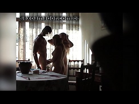 ❤️ Miqtë e seksit ftojnë një burrë gjigant dhe një treshe me të ❌ Video porno tek ne ❌️