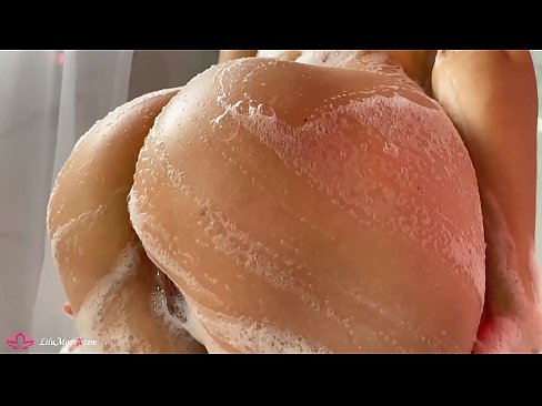 ❤️ Zeshkania masturbon pidhin me vibrator deri në orgazmë intensive në dush ❌ Video porno tek ne ❌️