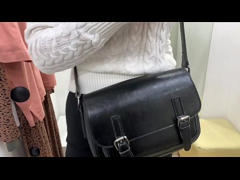 ❤️ Masturbim publik i kurvës së re FeralBerry me një dildo në dhomën e montimit ❌ Video porno tek ne ❌️