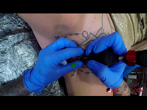 ❤️ E dashura jashtëzakonisht e bërë me tatuazhe, Sully Savage, bëri një tatuazh në klitorisin e saj ❌ Video porno tek ne ❌️